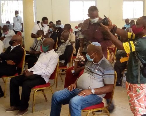 CAMEROUN S.M Jean Paul Signha : «Nous nous levons pour le fait que nous ne soyons pas expropriés de nos terres» S.M Jean Paul Signha : «Nous nous levons pour le fait que nous ne soyons pas expropriés de nos terres»